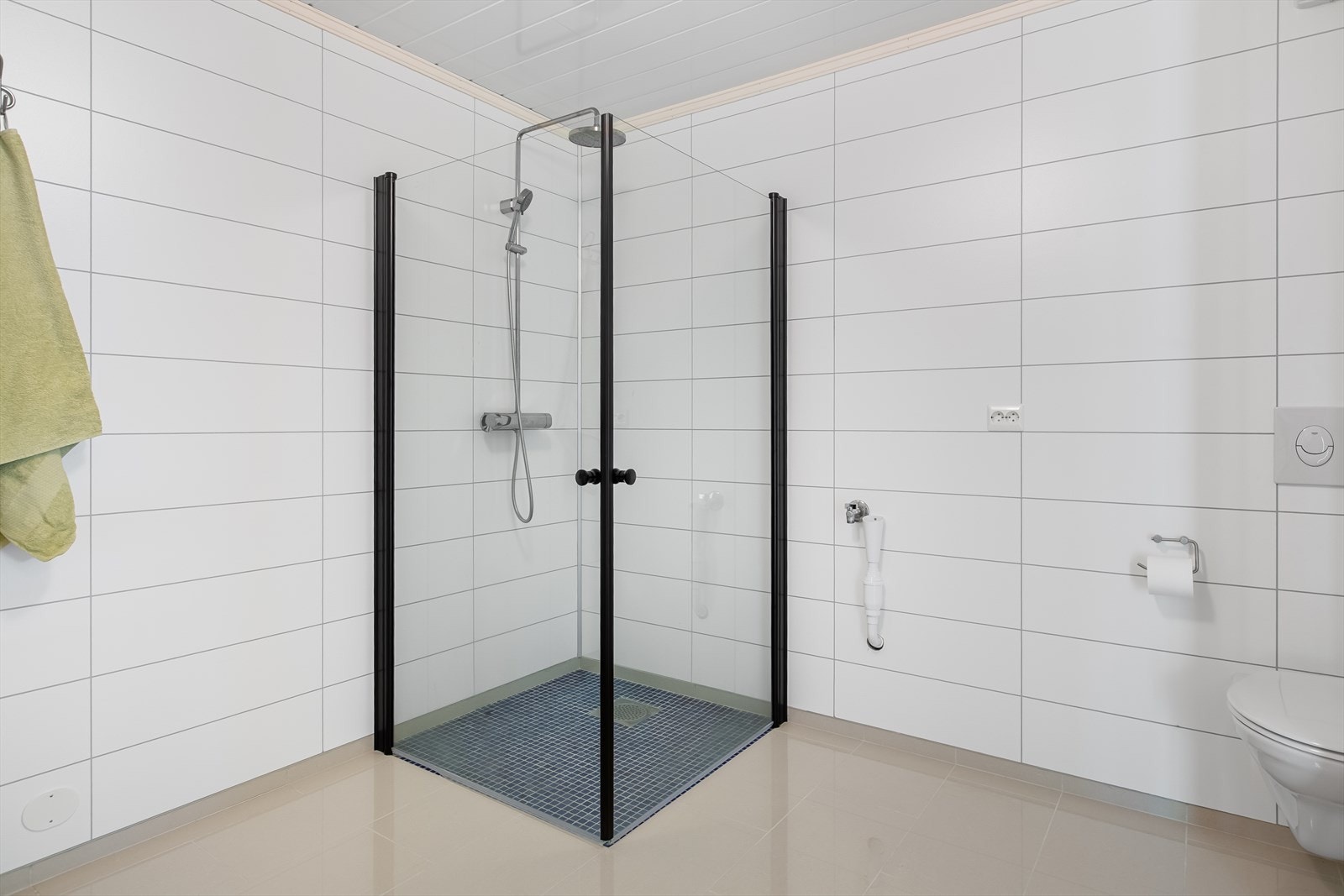 I dusjhjørnet er det innfellbare glassdører, noe som er både pent og praktisk. På badet er det også vegghengt toalett, opplegg for vaskemaskin og det er varmtvannsbereder på ca. 200 l. Galleribilde