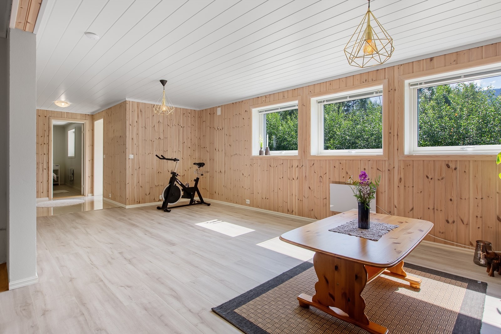 Stua er lys og romslig med god plass til flere sittegrupper. Galleribilde