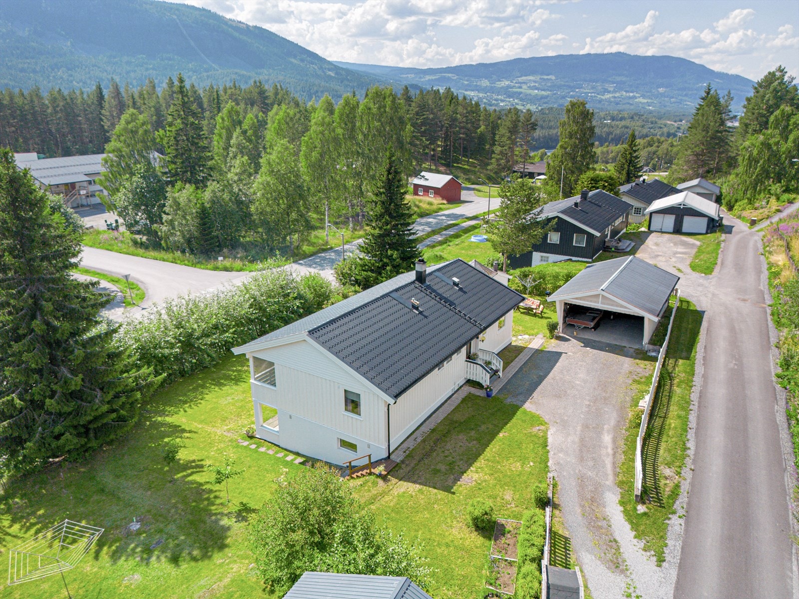 Eiendommen har en åpen garasje med to biloppstillingsplasser. Galleribilde