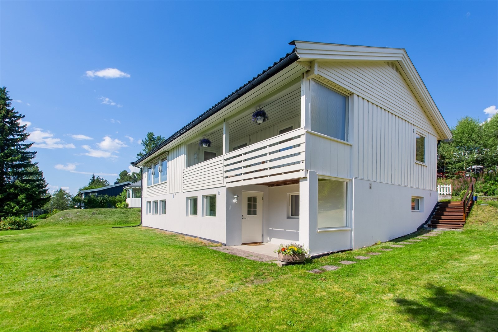 Boligen har en fin og innholdsrik kjelleretasje med trapp ned fra hovedetasjen, samt egen inngang fra terreng. Galleribilde