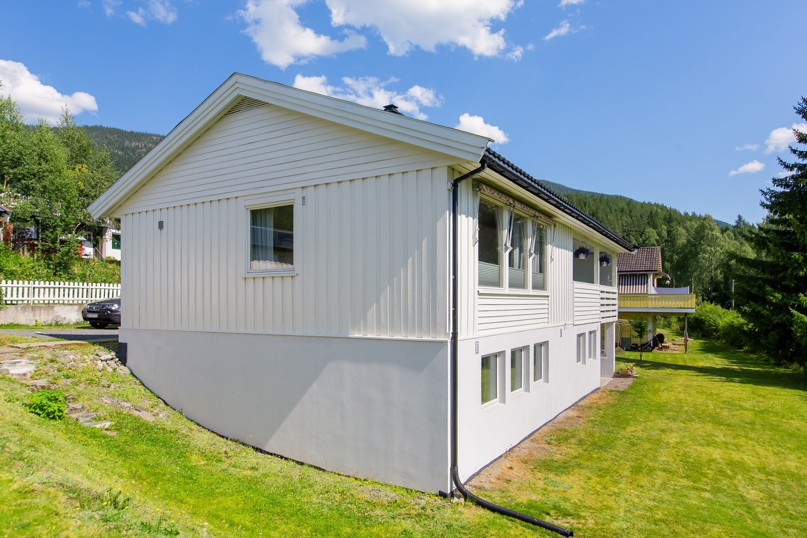 Med kort vei til lekekamerater, fotballbane, Aurdalsfjorden og sentrum av Aurdal, er dette et fint sted for både store og små. I boligen, som har blitt oppgradert og modernisert, er det god plass til hele familien. Galleribilde