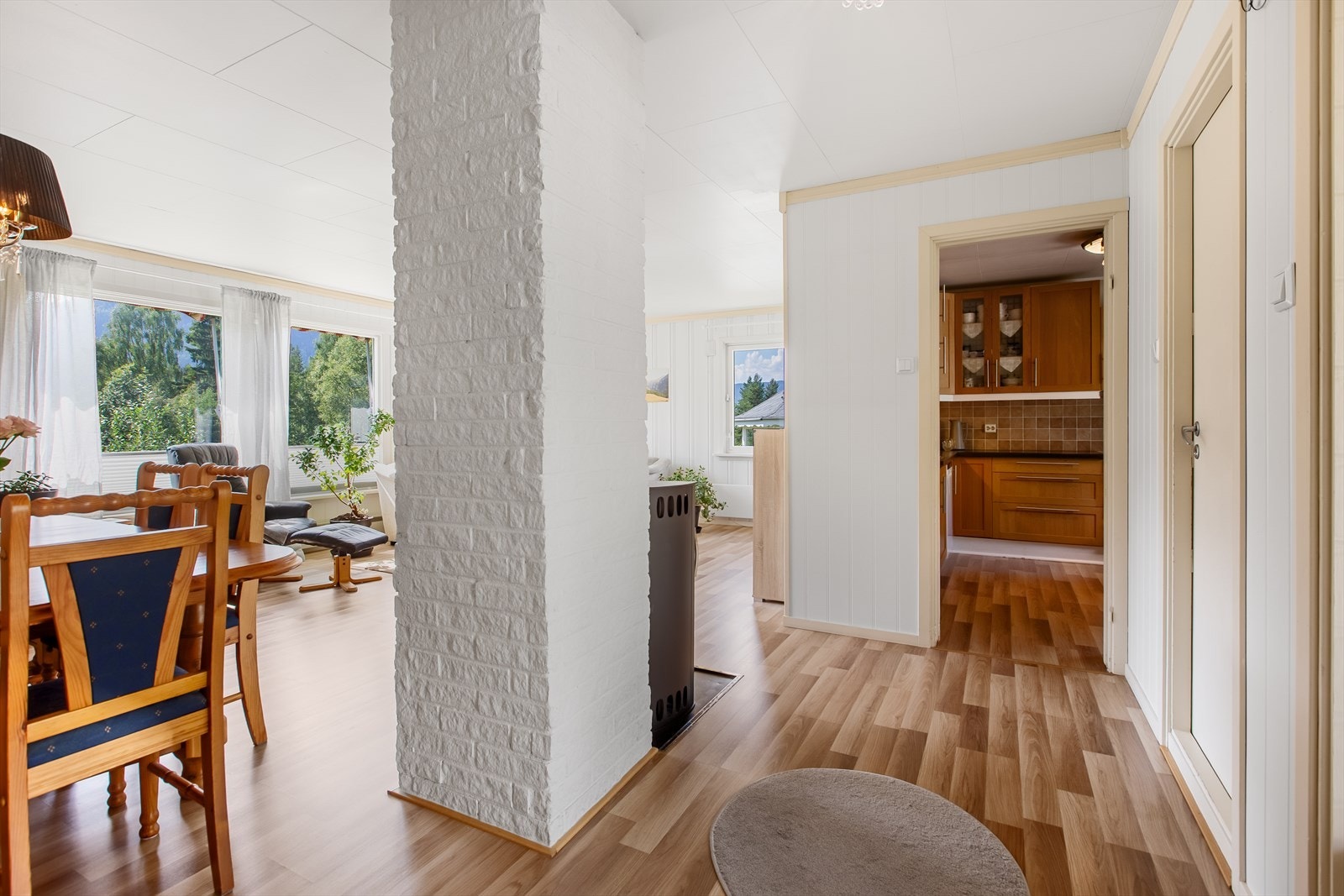 Fra stua er det også terrassedør med glassfelt ut til veranda med plass til utemøbler. Galleribilde