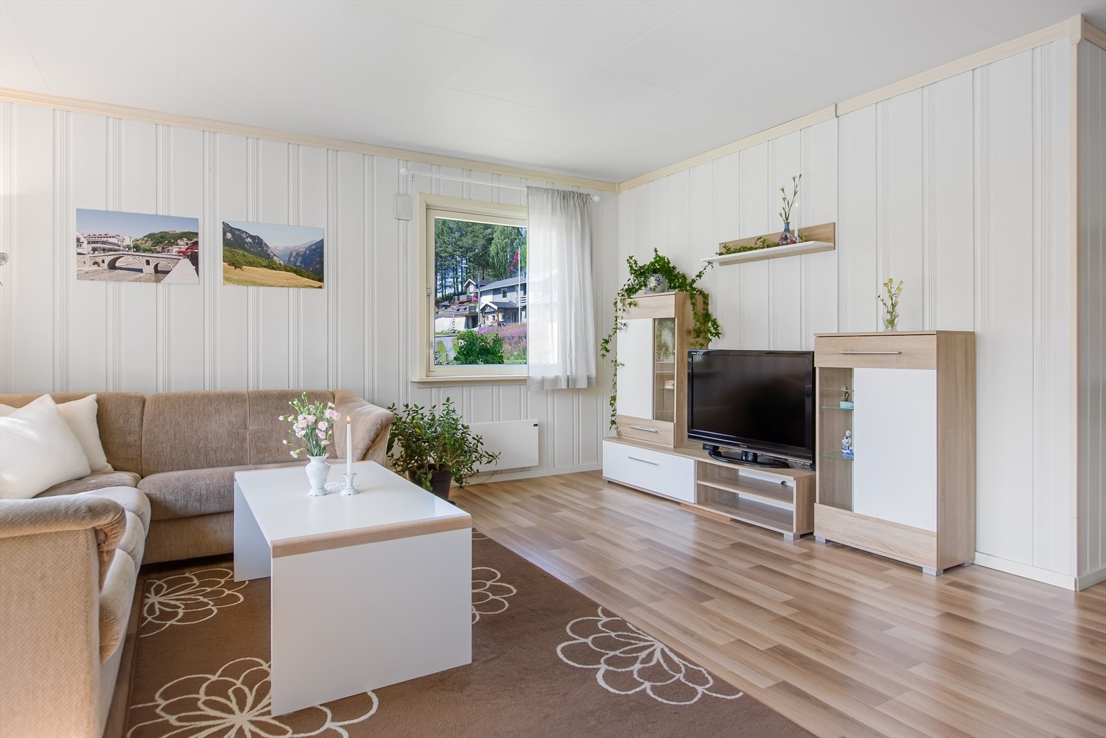 I stua er det åpent og luftig med fin plass til flere sittegrupper. Galleribilde