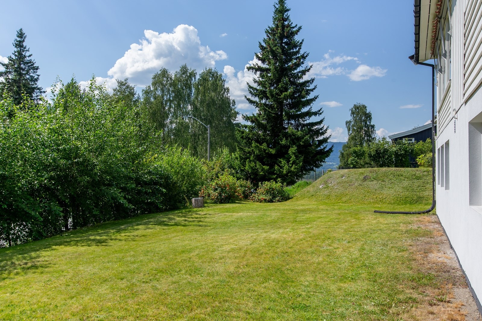 Her er det skjermede uteplasser og fine plener for lek og moro i trygge omgivelser. Beplantning og egne bærbusker sørger for en lun og koselig atmosfære. Galleribilde
