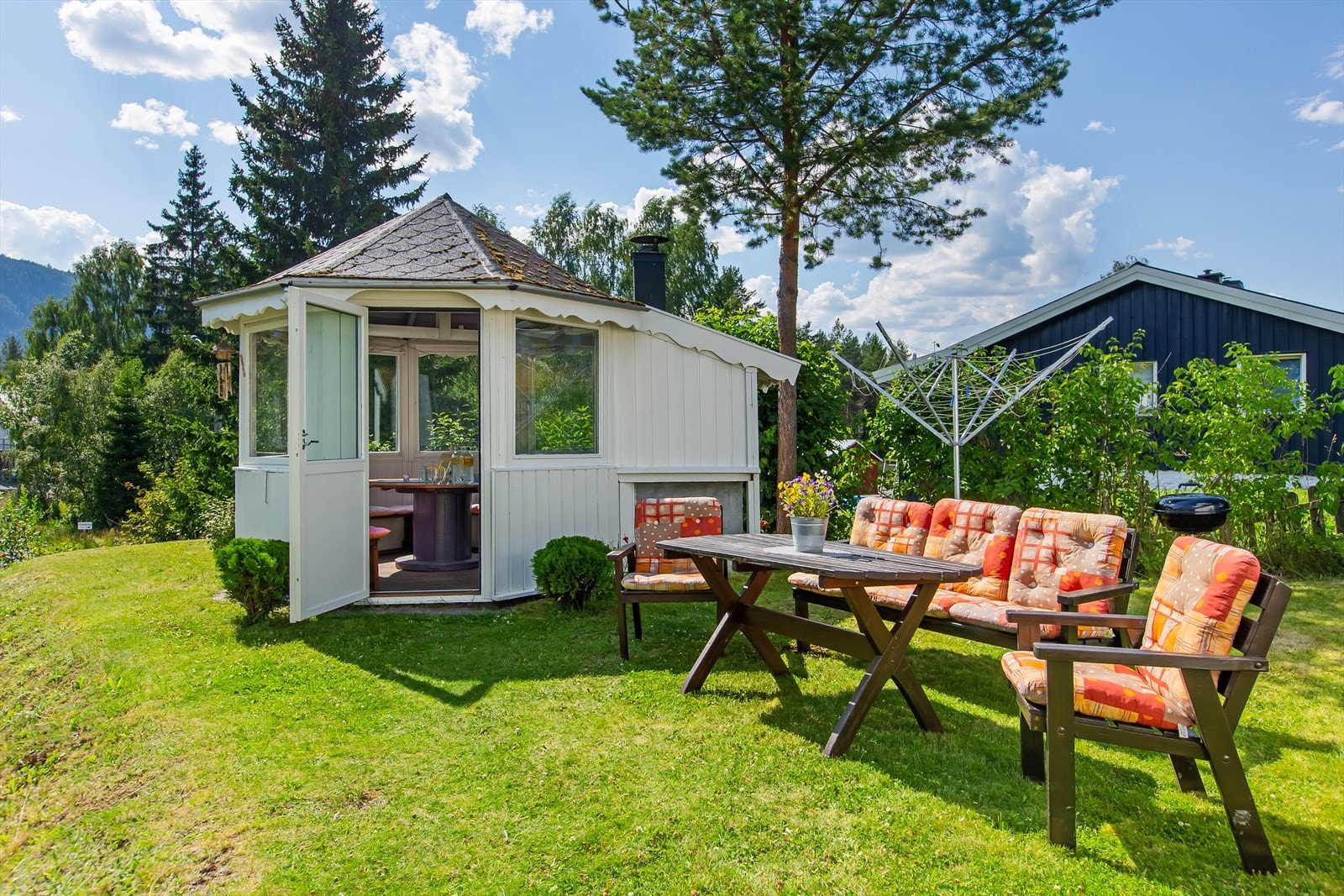 I hagen har selger laget en koselig grillhytte med vedfyrt steinovn til bakst, pizza og kjøtt. Galleribilde