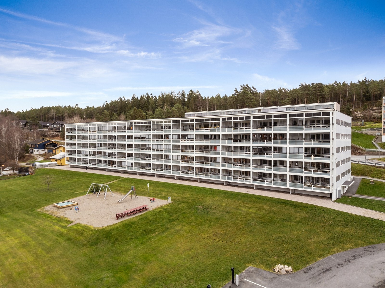 Beliggenheten er barnevennlig med store, grønne fellesområder og lekeplass rett utenfor. Galleribilde