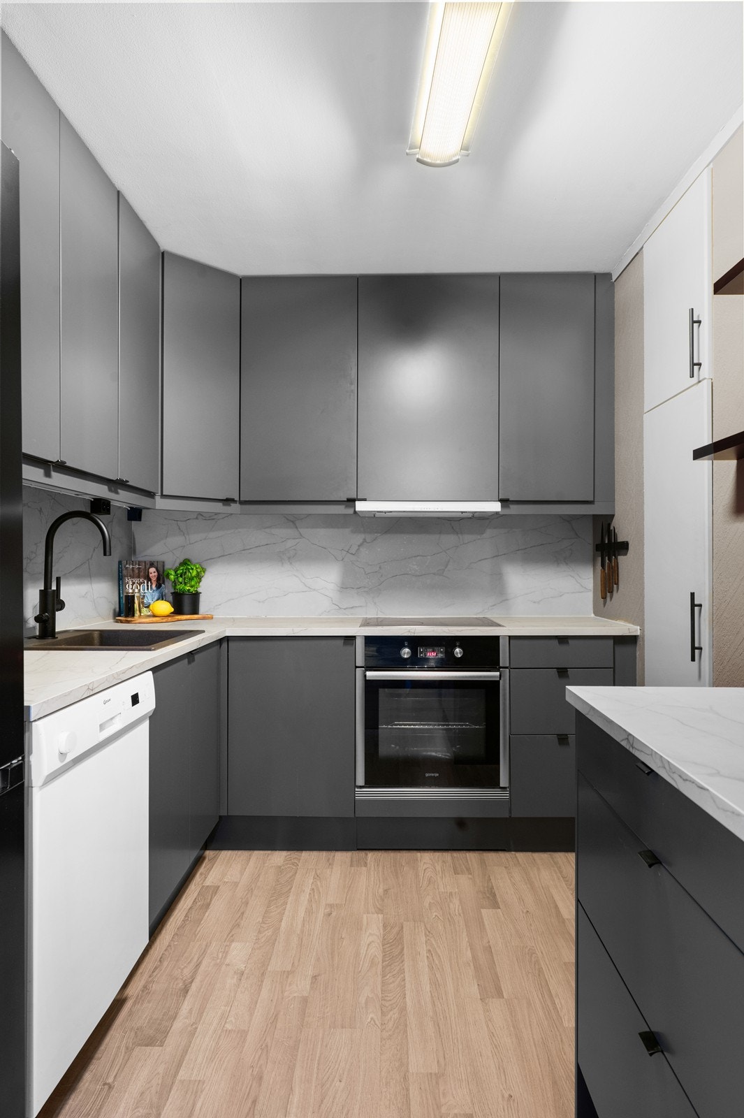 Innredningen har en slitesterk laminatbenkeplate som komplementerer de grå frontene. Galleribilde
