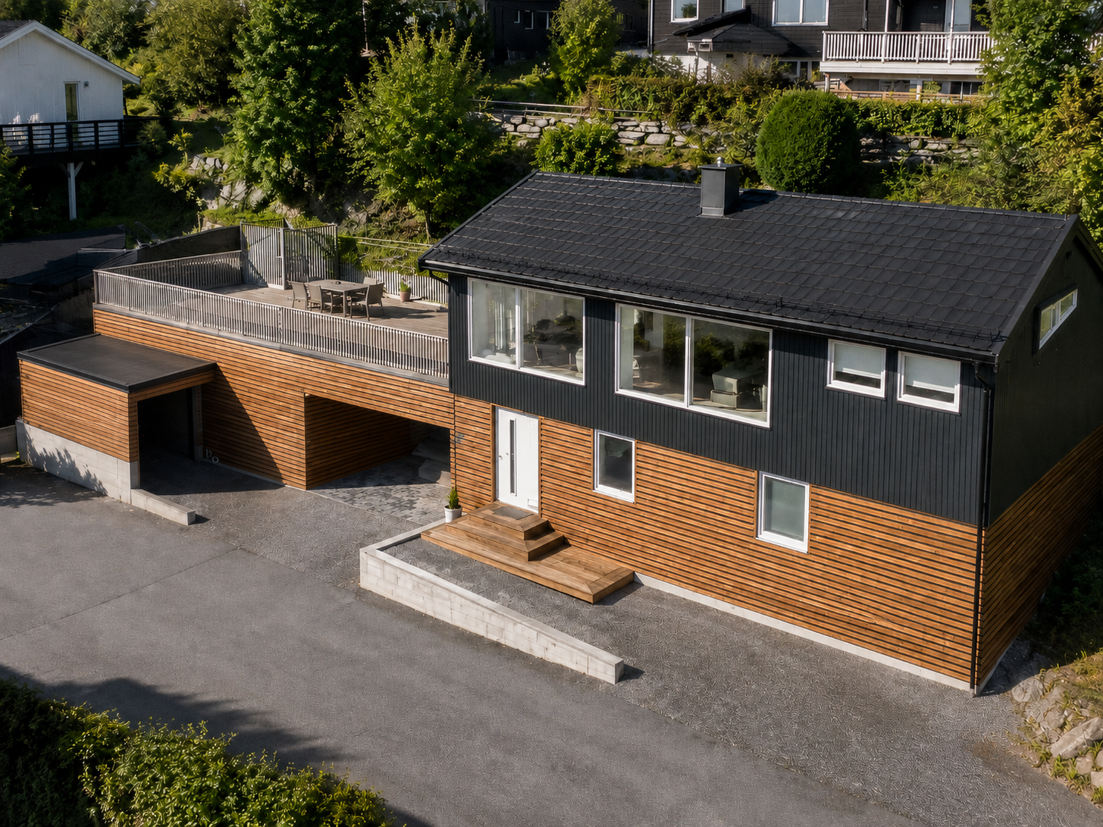 Uteområdet har et stort potensiale, her AI generert med carport, garasje med lagring og en romslig terrasse. Galleribilde