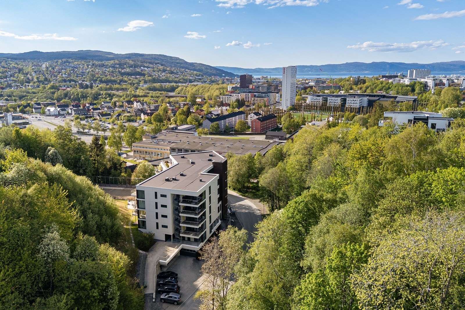 Leiligheten er beliggende i rolige og grønne omgivelser, samtidig som man har kort avstand til sentrum og daglige fasiliteter. Galleribilde