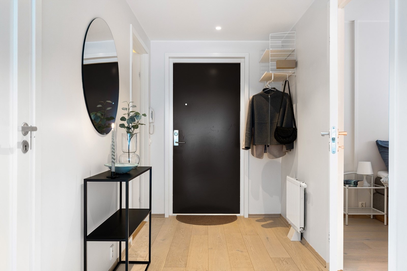 Entréen er romslig og har plass til å etablere garderobeløsning for oppbevaring av yttertøy og sko. Galleribilde