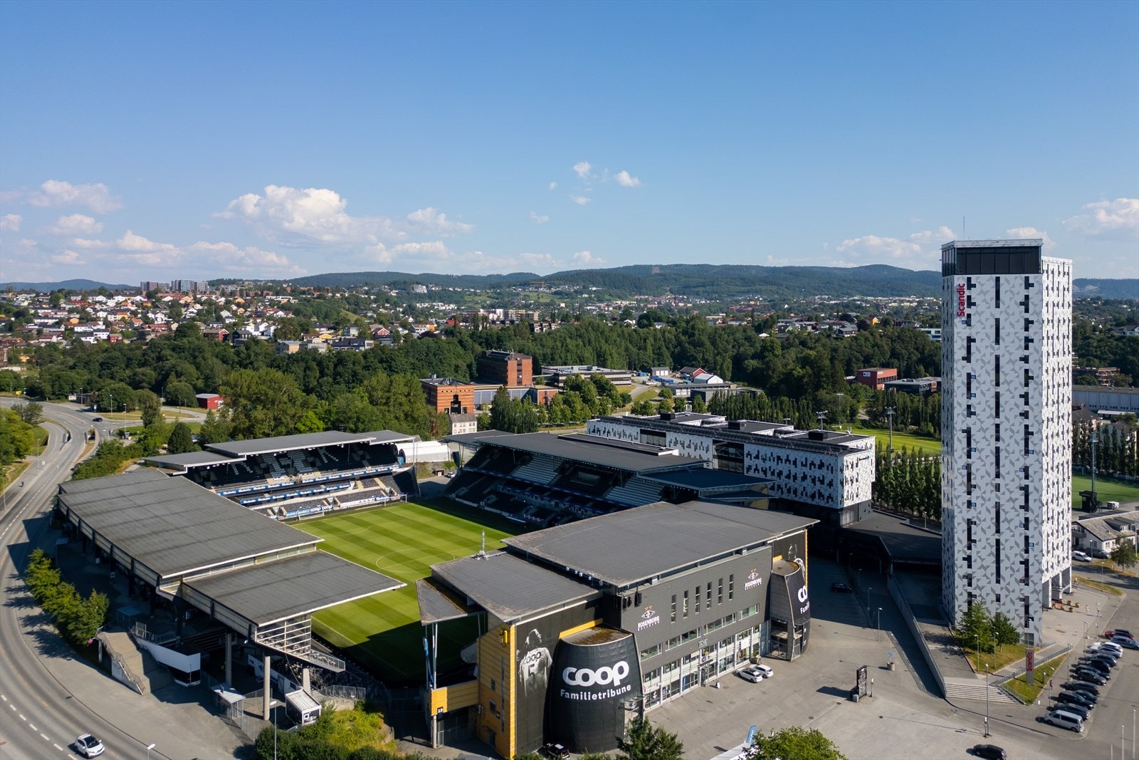 Lerkendal Stadion ligger i nærområdet og byr på flere fotballkamper gjennom året. Galleribilde