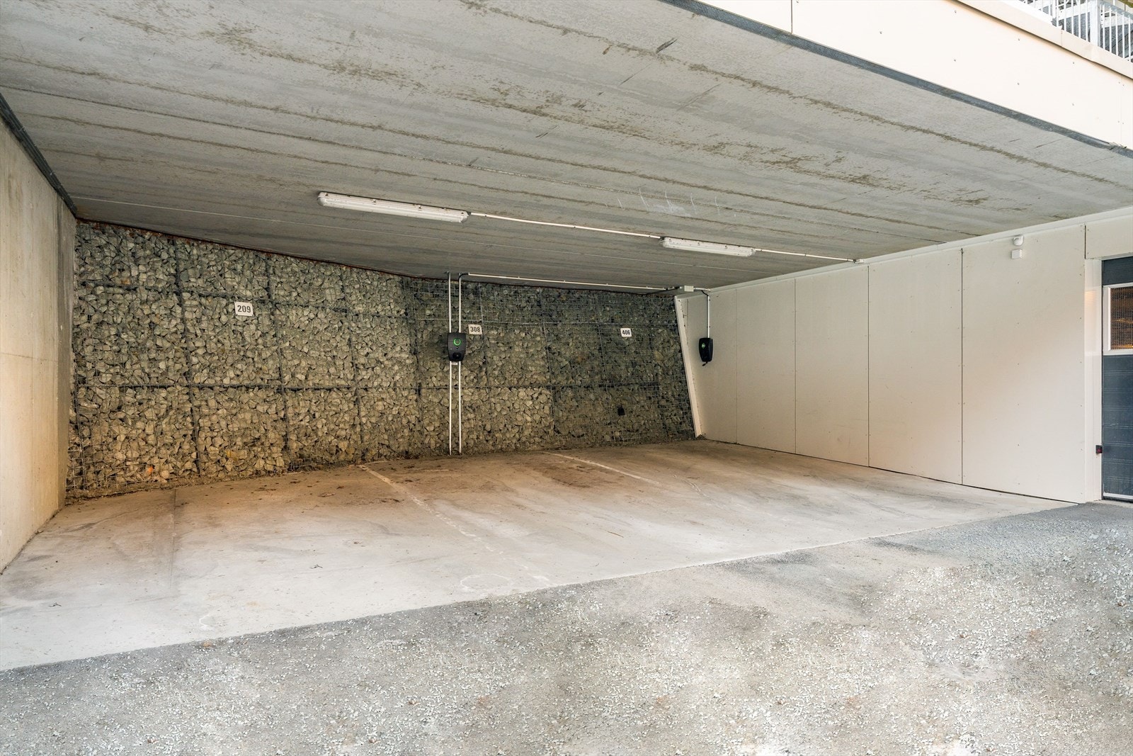 Det medfølger en fast parkeringsplass i carport, med ladepunkt for elbil. Galleribilde