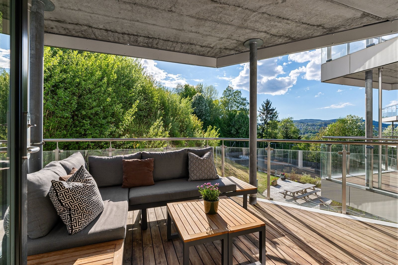 Leiligheten har en herlig og tilbaketrukket balkong med gode sol- og utsiktsforhold. Galleribilde