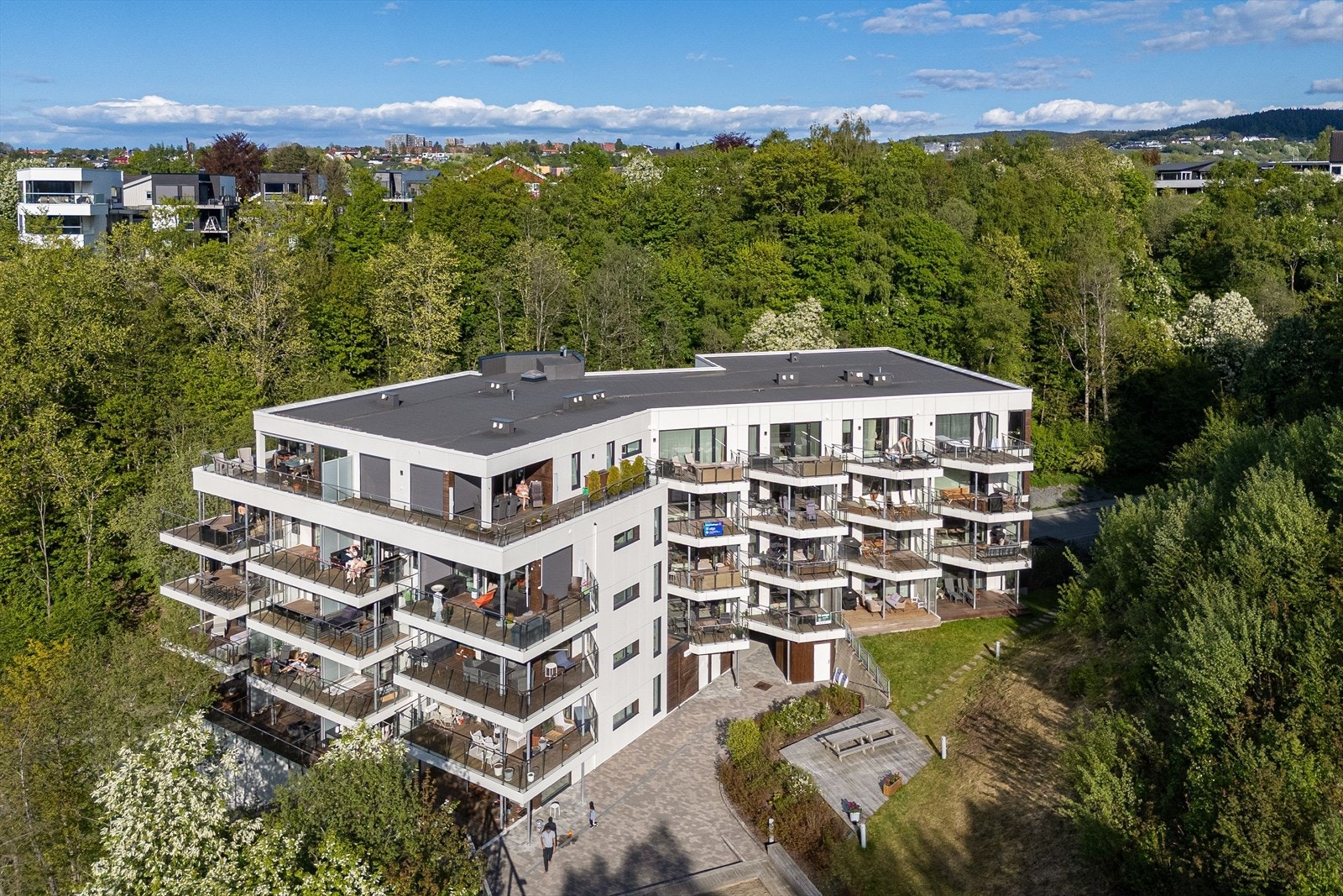 Leiligheten ble oppført i 2017 og holder en gjennomgående moderne og tidsriktig standard. Galleribilde