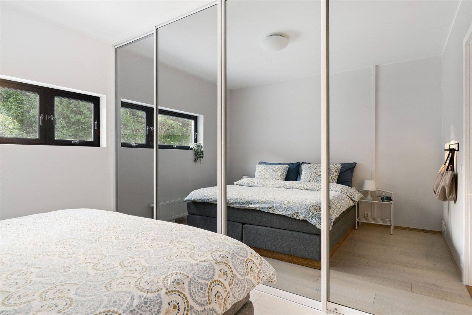 Hovedsoverommet har god plass til dobbeltseng og nattbord, og er innredet med en romslig skyvedørsgarderobe. Galleribilde
