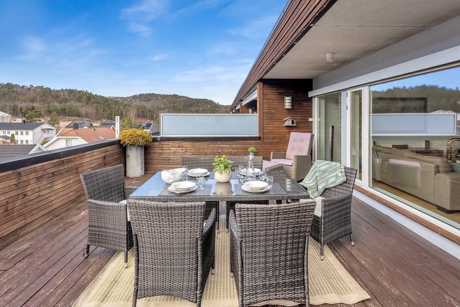 Solrik og romslig takterrasse, med adkomst fra stuen i 3. etasje. Galleribilde