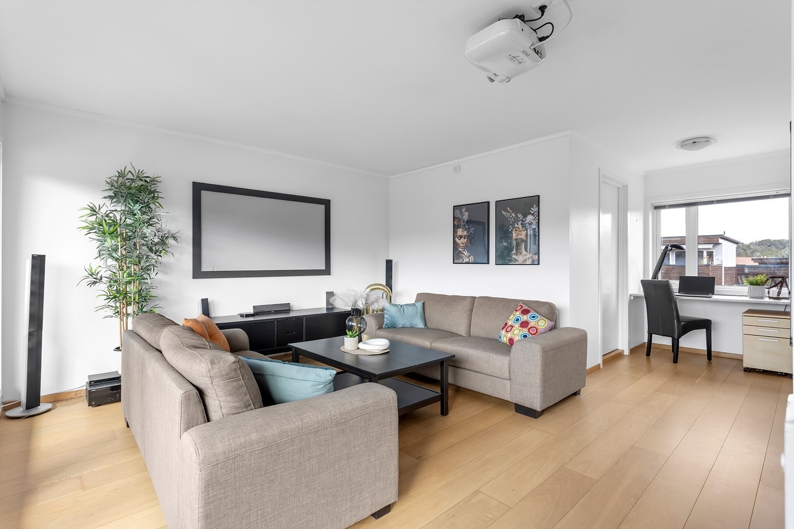 Lys og fin stue nr. 2 | Hjemmekinoanlegg med surround følger med i handelen. Galleribilde