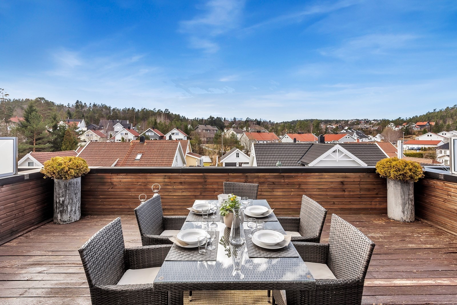 Solrik og romslig takterrasse, med adkomst fra stuen i 3. etasje. Galleribilde