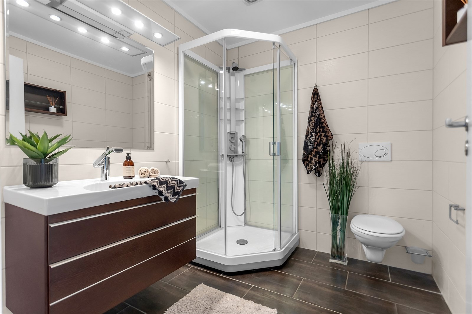 Pent flislagt bad/wc, med varme i gulv. Galleribilde