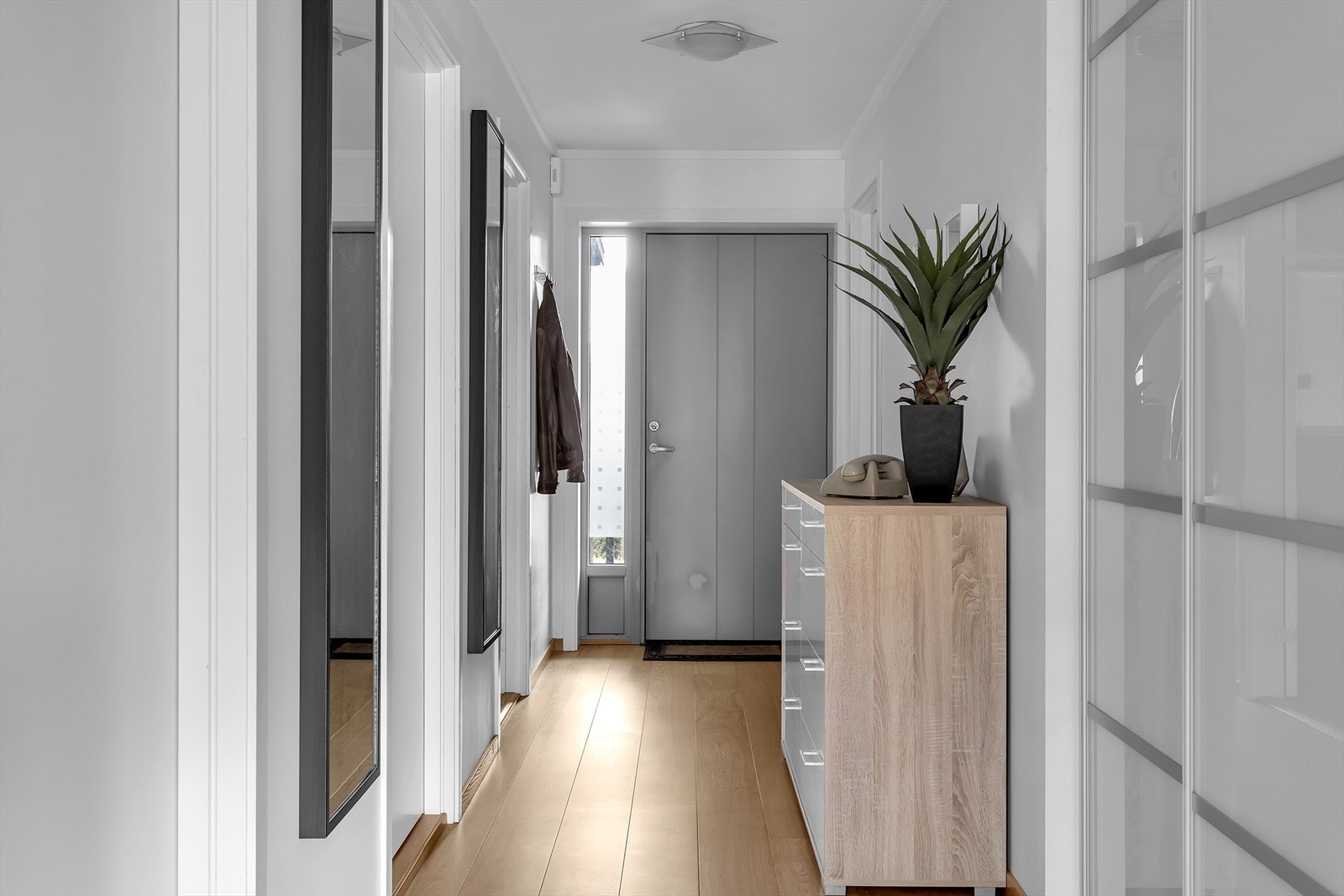 Velkommen inn | Lys og romslig gang, med god plass til yttertøy og sko. Galleribilde
