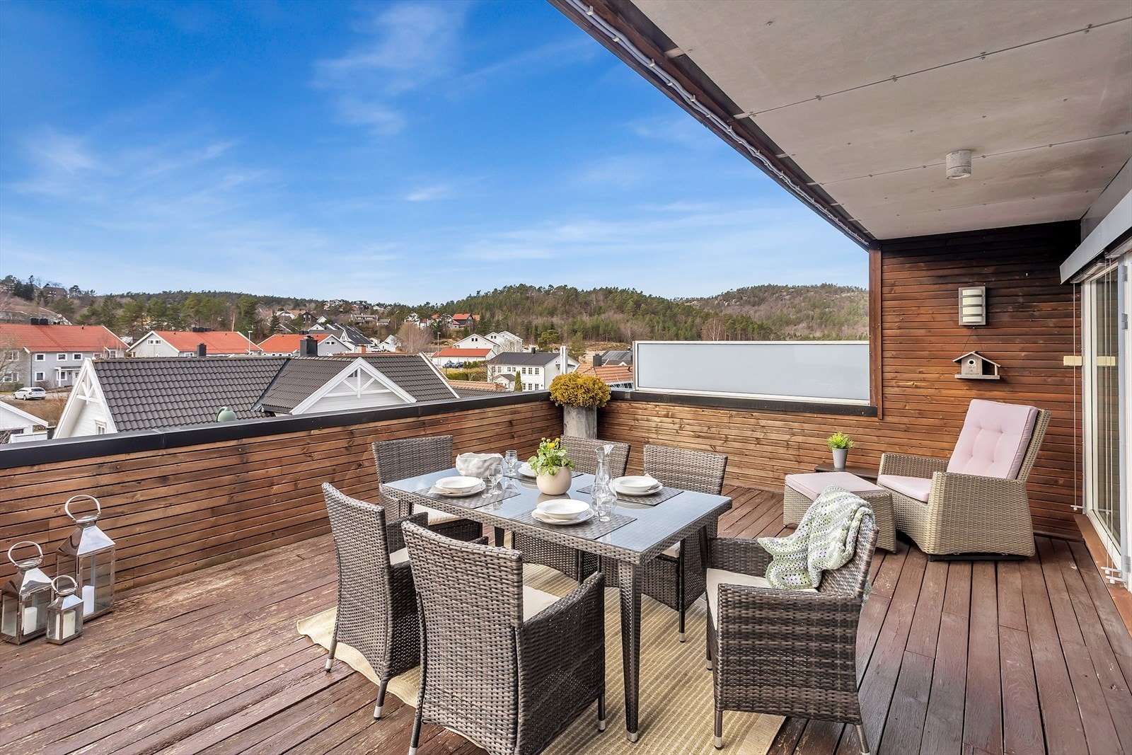 Solrik og romslig takterrasse, med adkomst fra stuen i 3. etasje | Delvis overbygd. Galleribilde