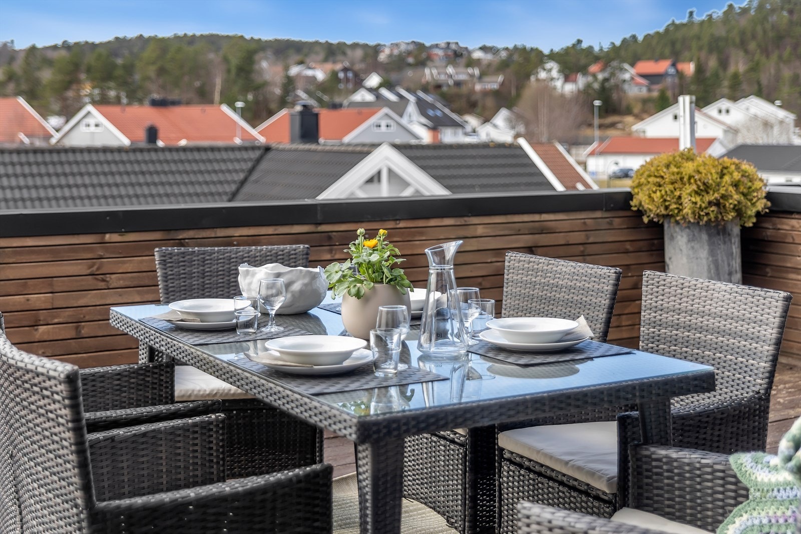 Solrik og romslig takterrasse, med adkomst fra stuen i 3. etasje. Galleribilde