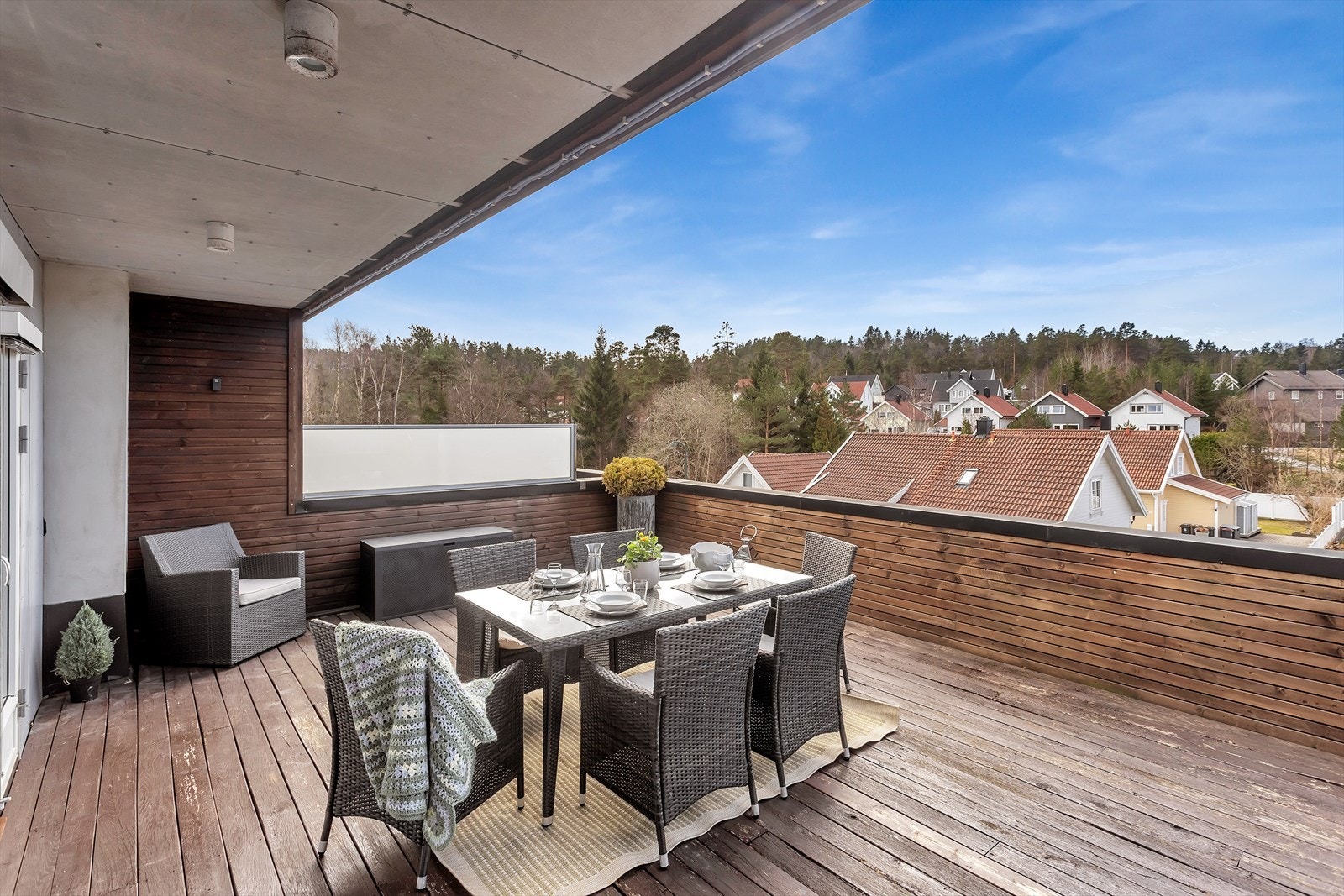 Solrik og romslig takterrasse, med adkomst fra stuen i 3. etasje. Galleribilde