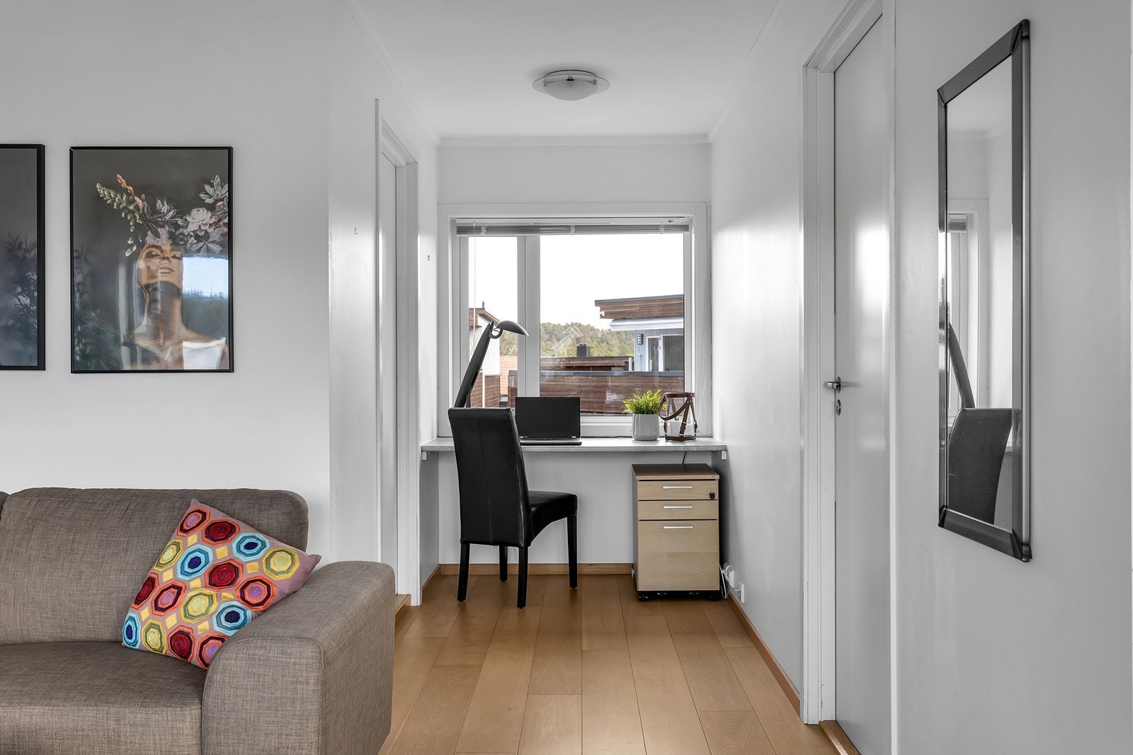Lys og fin stue nr. 2 | Praktisk og hyggelig hjørne for hjemmekontoret eller lekser. Galleribilde