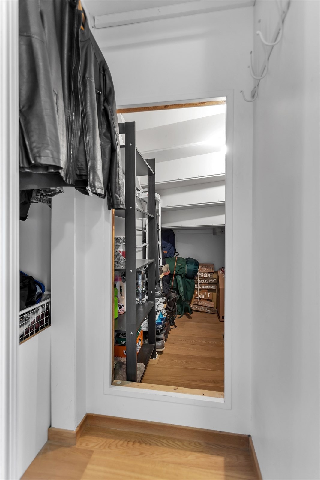 Gang | Smart utnyttelse av plass under trappen, inne i garderobeskapet i gangen. Galleribilde