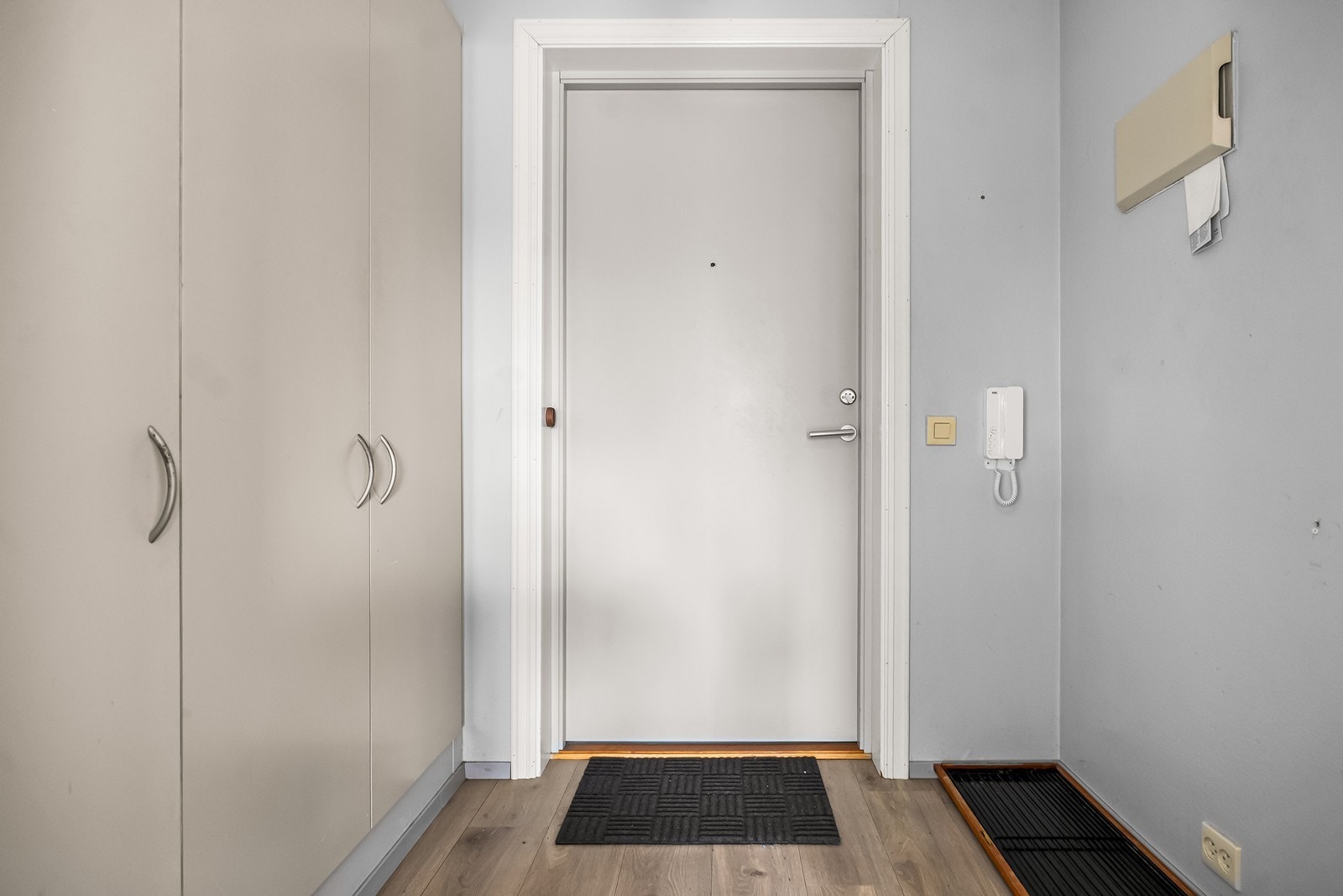 Fra entré har du adkomst til loft med gode lagringsmuligheter Galleribilde