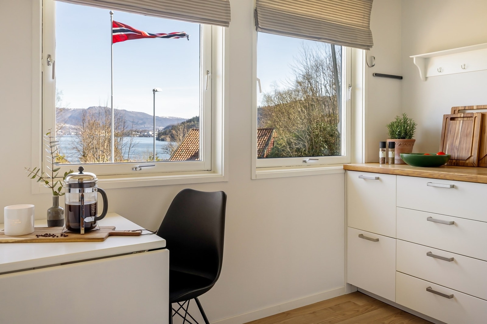 Benkeplate i heltre gir en varm kontrast til de hvite frontene. Galleribilde
