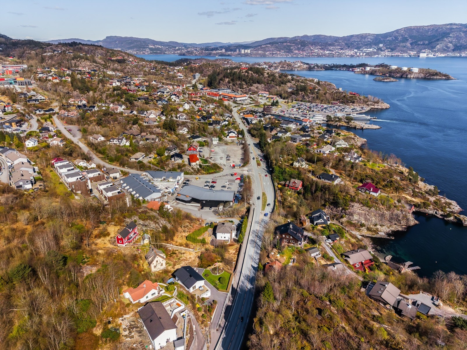 Dagligvarehandelen kan enkelt gjøres på Coop Extra Holmedalen eller Rema 1000 Kleppestø, begge kun få meter unna. Galleribilde