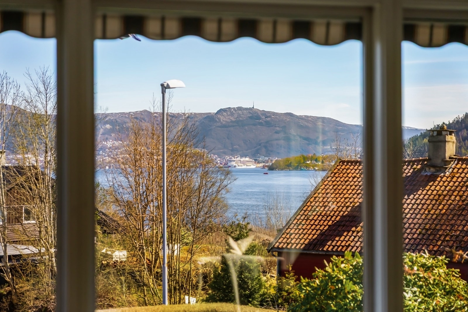 Utsikt mot Bergen sentrum og byfjellene. Galleribilde