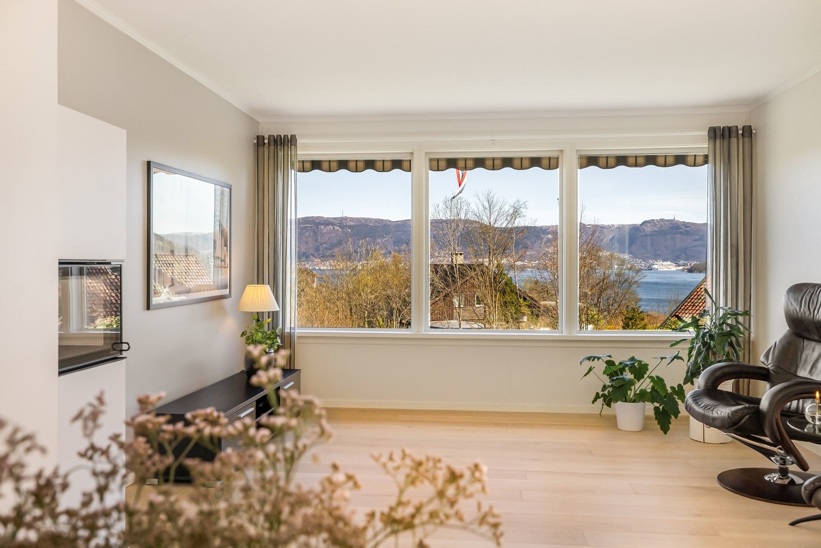 Utsikten kan nytes fra flere steder i stuen, enten det er fra sofakroken eller en egen sittegruppe ved vinduet. Galleribilde