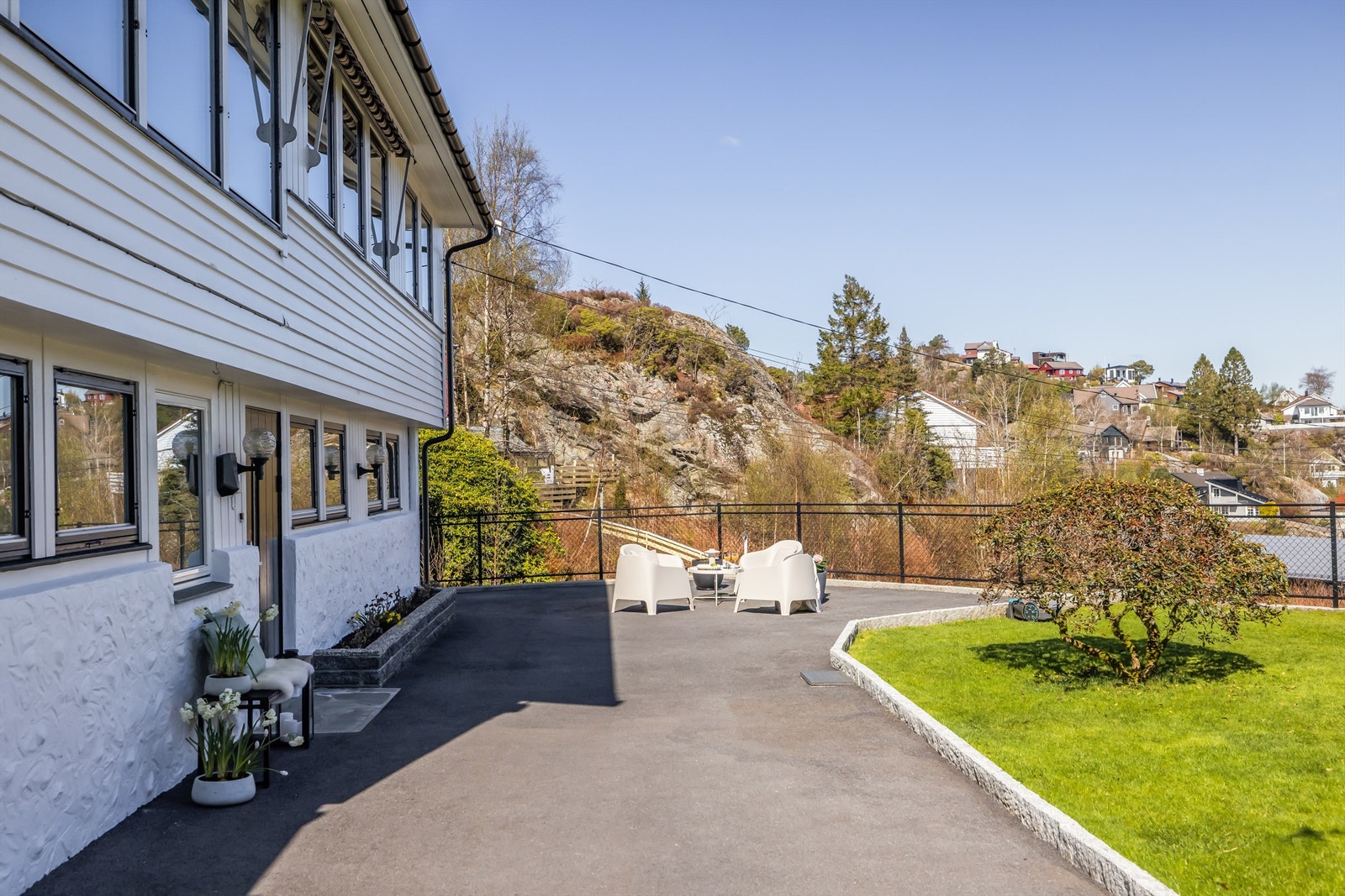 Hagen er pent opparbeidet med plen, beplantning og asfalterte områder. Eiendommen har egen elbillader installert, klar for bruk. Galleribilde