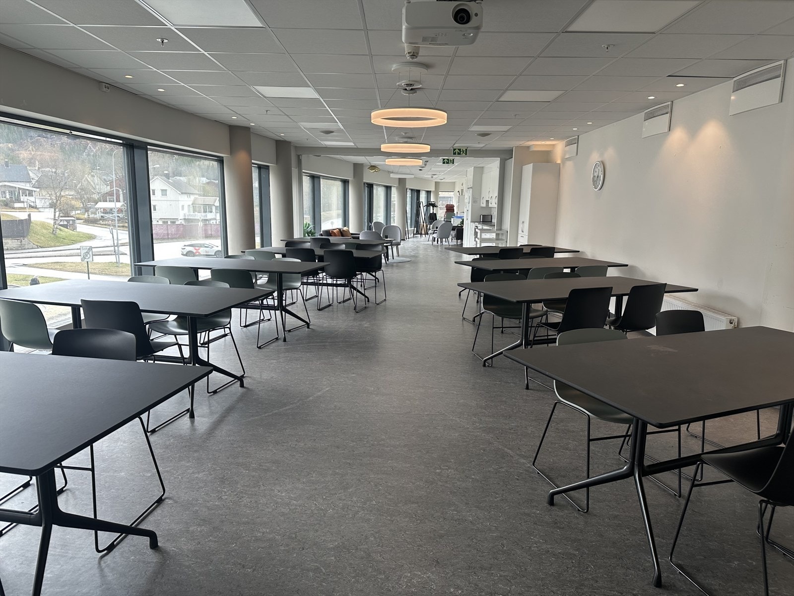 I tillegg har borettslaget fellesareal med møterom med kjøkken, godt utstyrt treningsrom, badstue med to garderober og to hotellrom som leies ut mot et rimelig vederlag for beboernes gjester. Galleribilde
