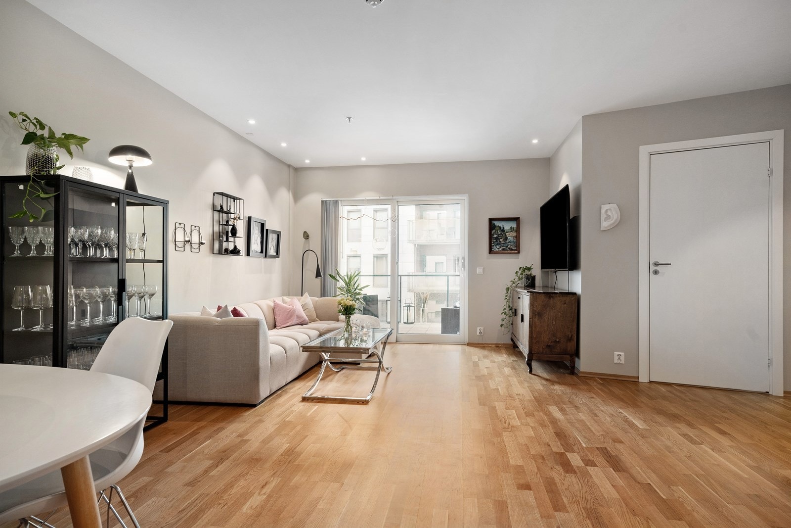 Inne i leiligheten finner vi ei lys og koselig stue med downlights i himling. Galleribilde