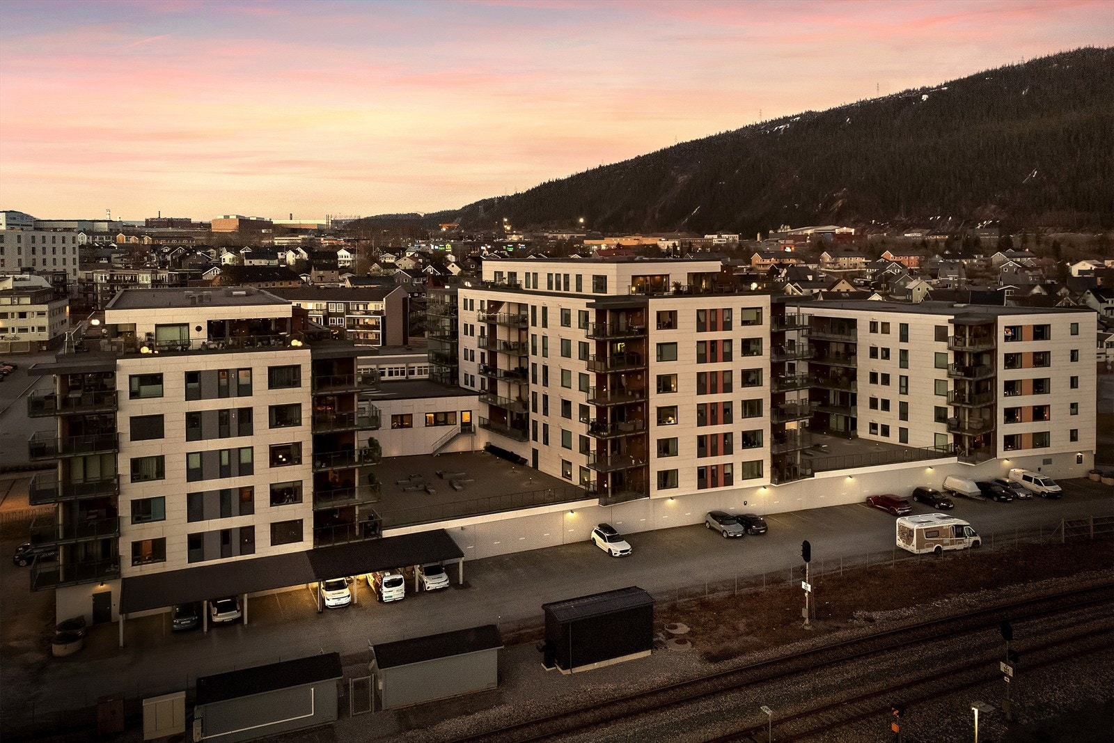 Borettslaget er velstelt og har felles oppvarmet parkeringskjeller. Parkeringsplassen tilhørende denne leiligheten ligger nærme trappeoppgang og heis, slik at det er kort adkomst i mellom parkering og leilighet. Galleribilde