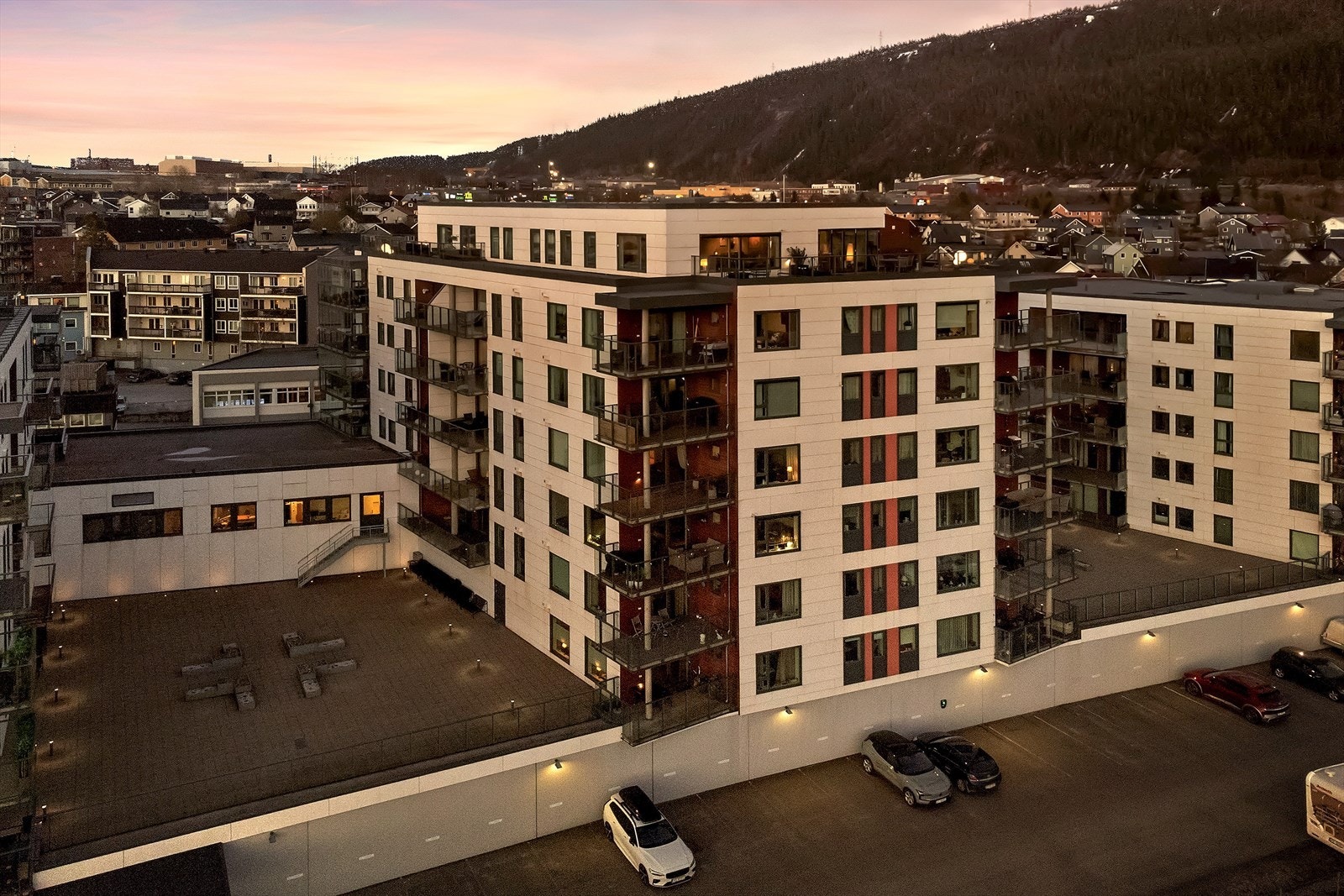 Borettslaget har svært nyttige fellesarealer med bla. to felles uteterrasser; her blir det satt ut møblement mot sommeren. Galleribilde
