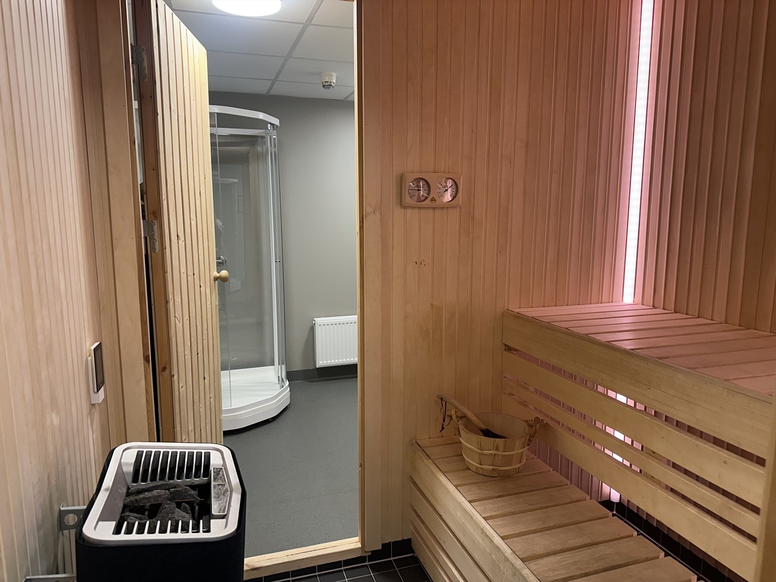 Fellesareal i tilknytning til treningsrom med badstue og to dusjrom/garderober. Galleribilde