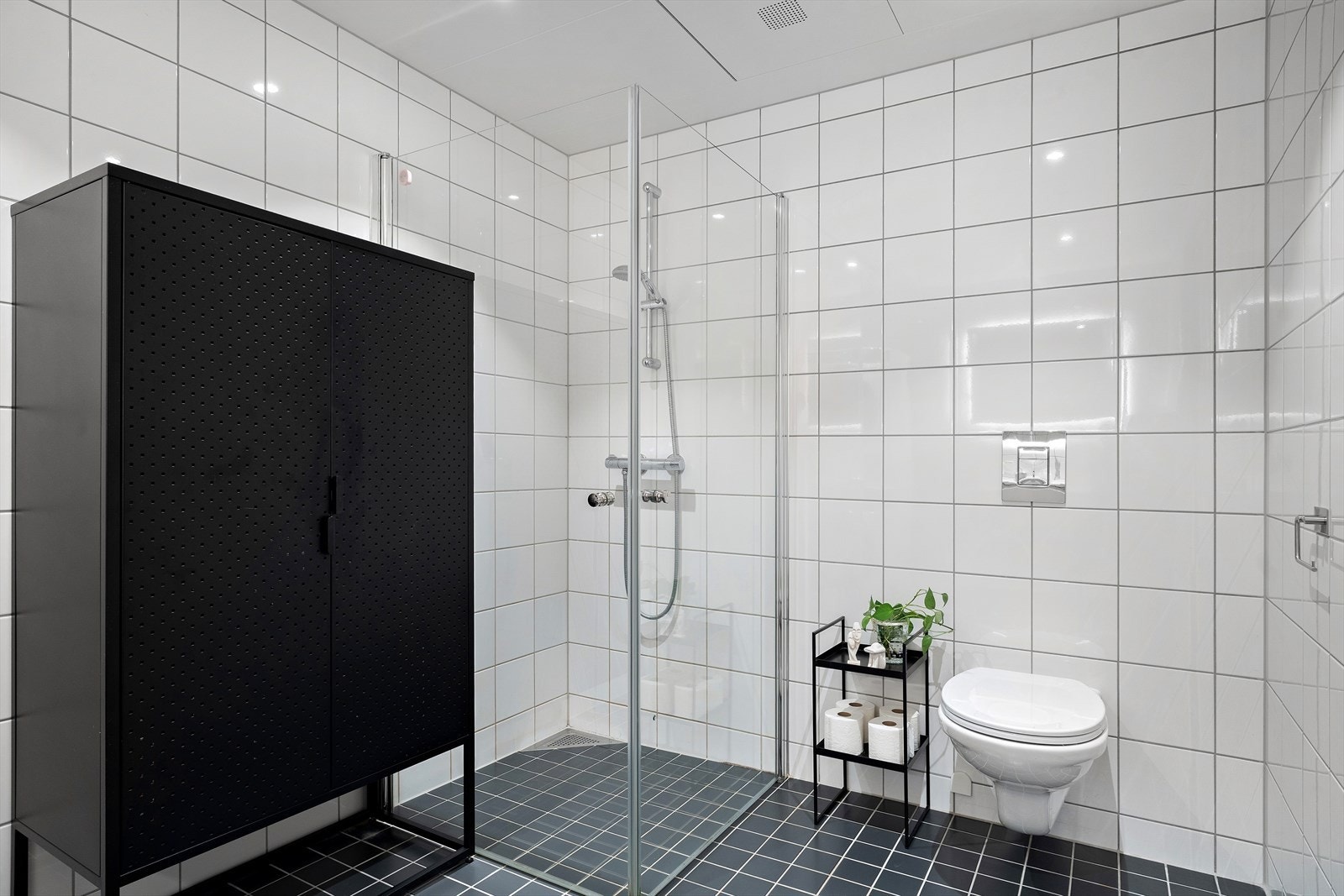 Varmekabler i gulv, og avtrekk via balansert ventilasjon. For øvrig er det vannbåren gulvvarme i leiligheten. Galleribilde