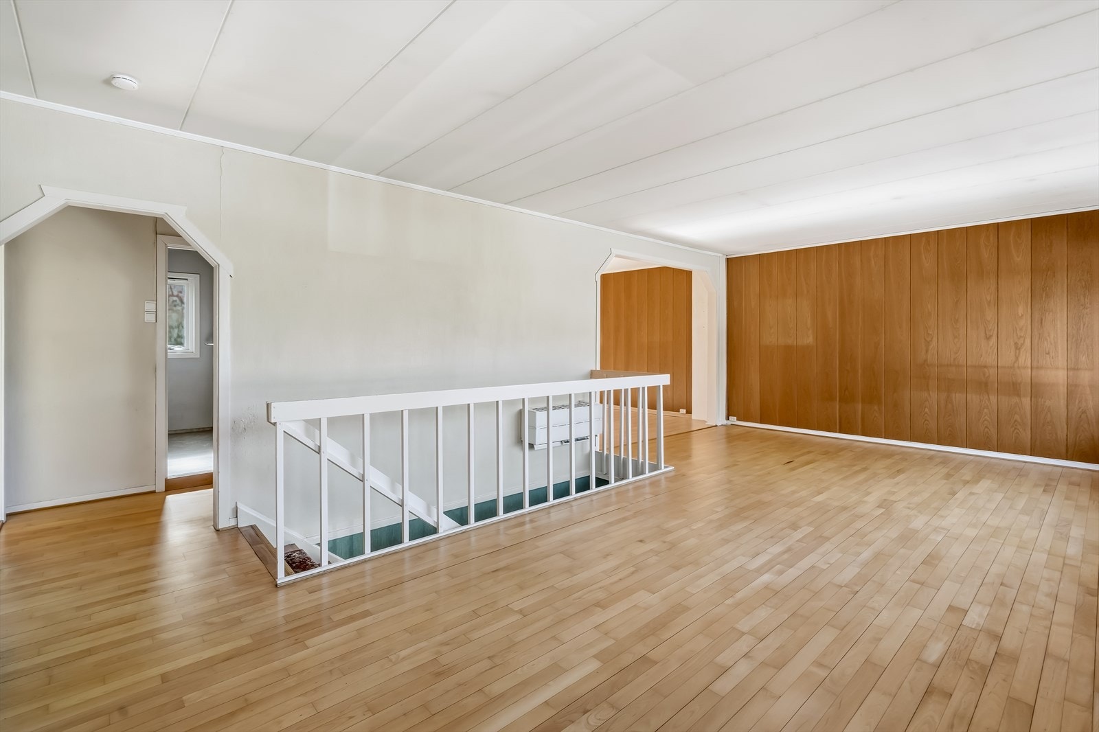Stuen i hovedetasjen er romslig og har store vinduer som gir godt med lys og romfølelse. Galleribilde