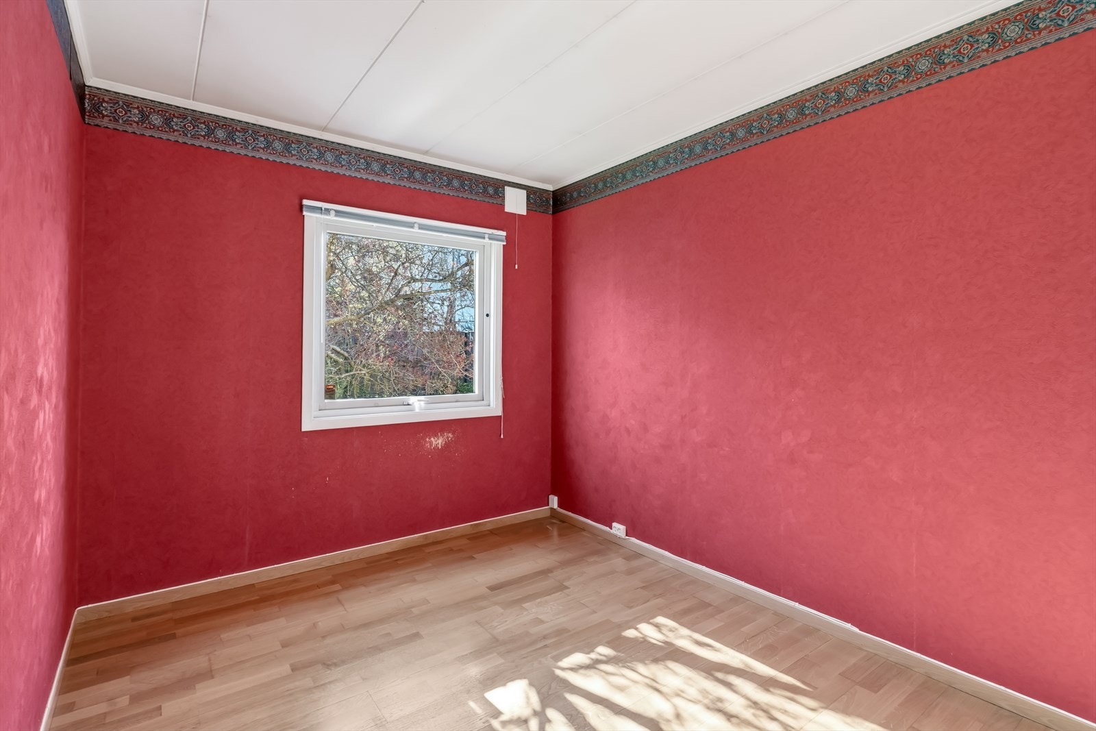 Soverom med plass til seng og oppbevaringsmøbler. Galleribilde