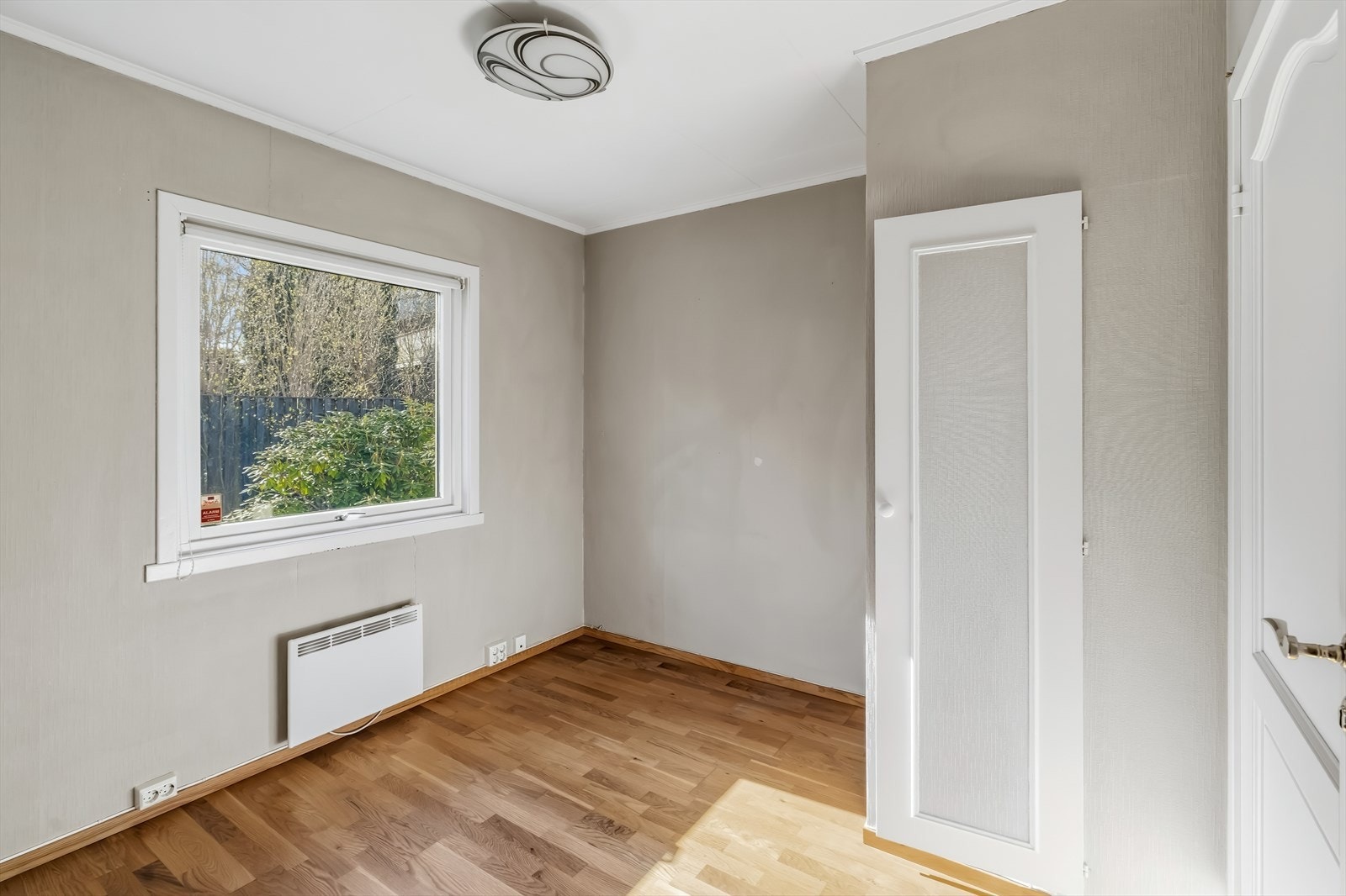 Ett av boligens tre soverom, som alle er plassert i hovedetasjen (se pkt. ferdigattest). Galleribilde
