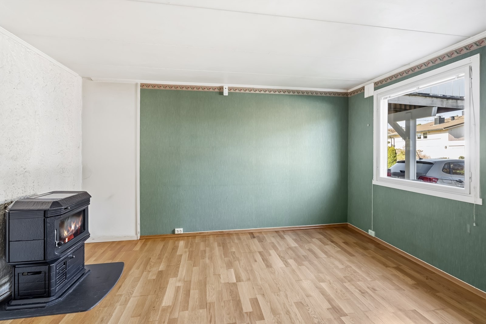 Stue i underetasjen har vedovn, (ikke godkjent, se pkt. ferdigattest). Galleribilde