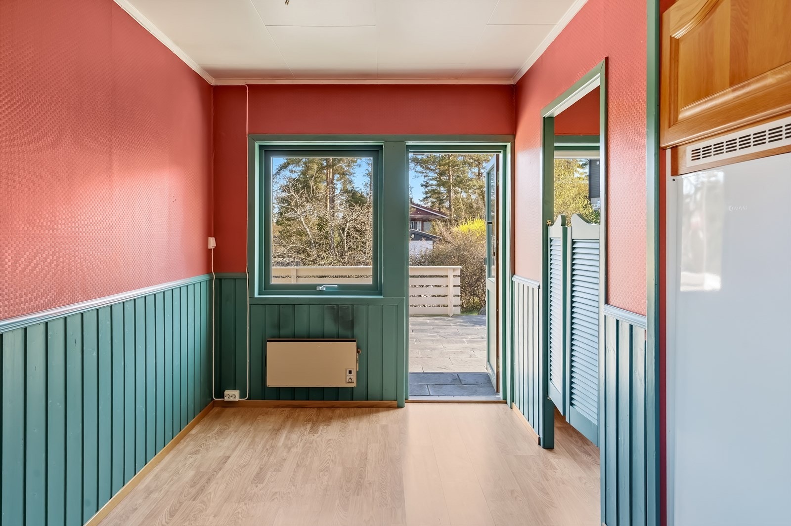 Fra kjøkkenet er det utgang til en av boligens terrasser. Galleribilde