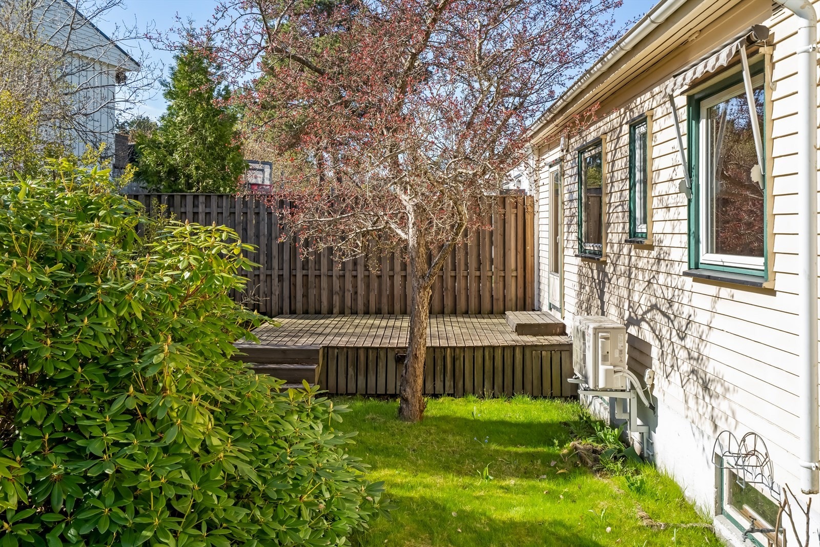 Den østvendte terrassen i trekonstruksjon er på cirka 14 m². (Se pkt. ferdigattest). Galleribilde