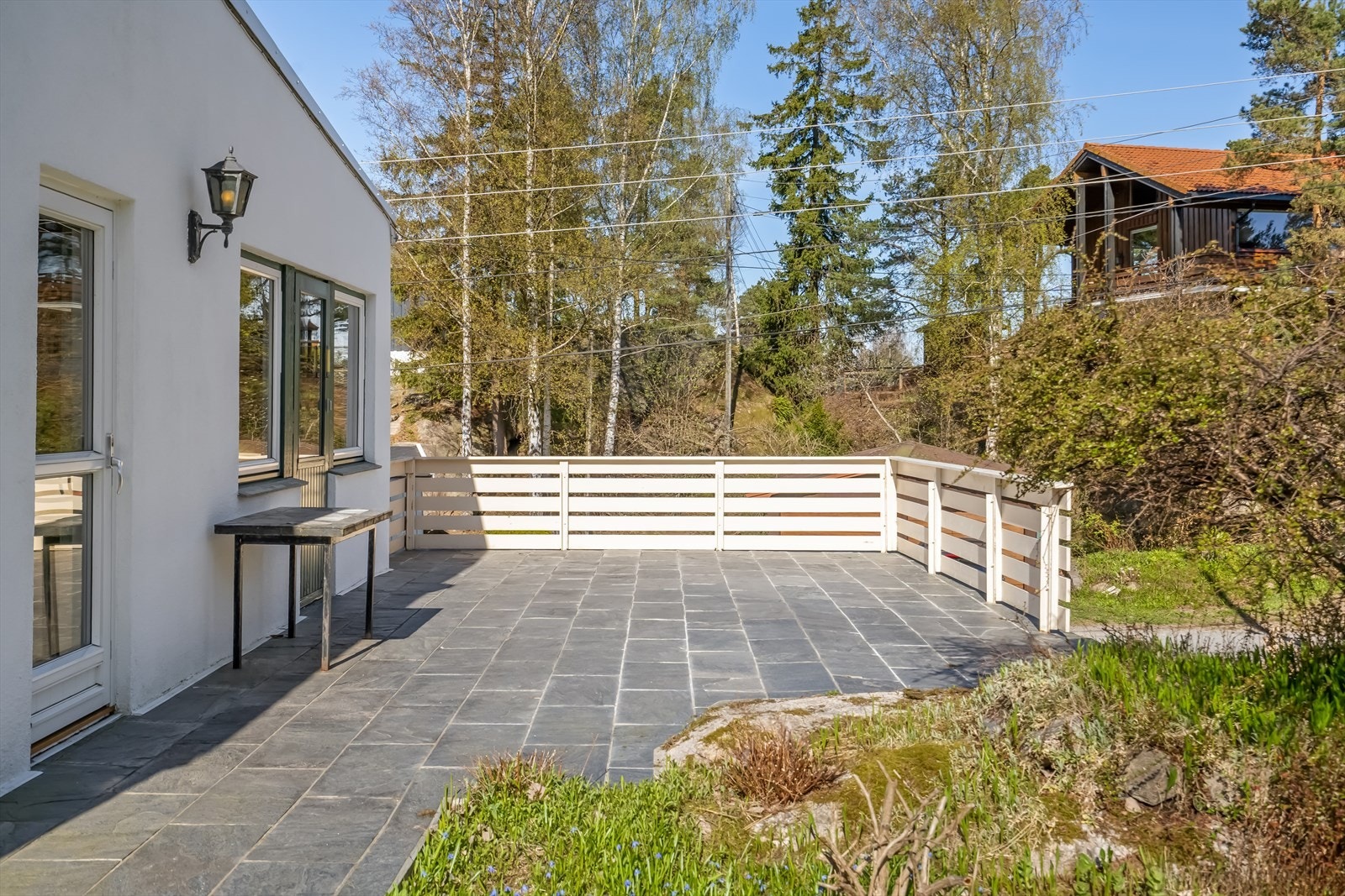 Romslig terrasse på cirka 30 m² med dekke av skifer (se pkt. ferdigattest). Galleribilde