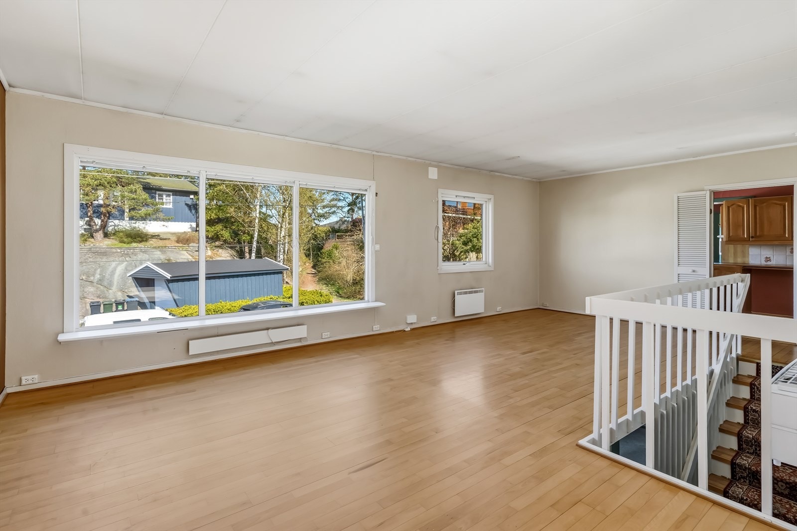 Store vindusflater med 2-lags isolerglass gir godt med dagslys inn i oppholdsrommene. Galleribilde