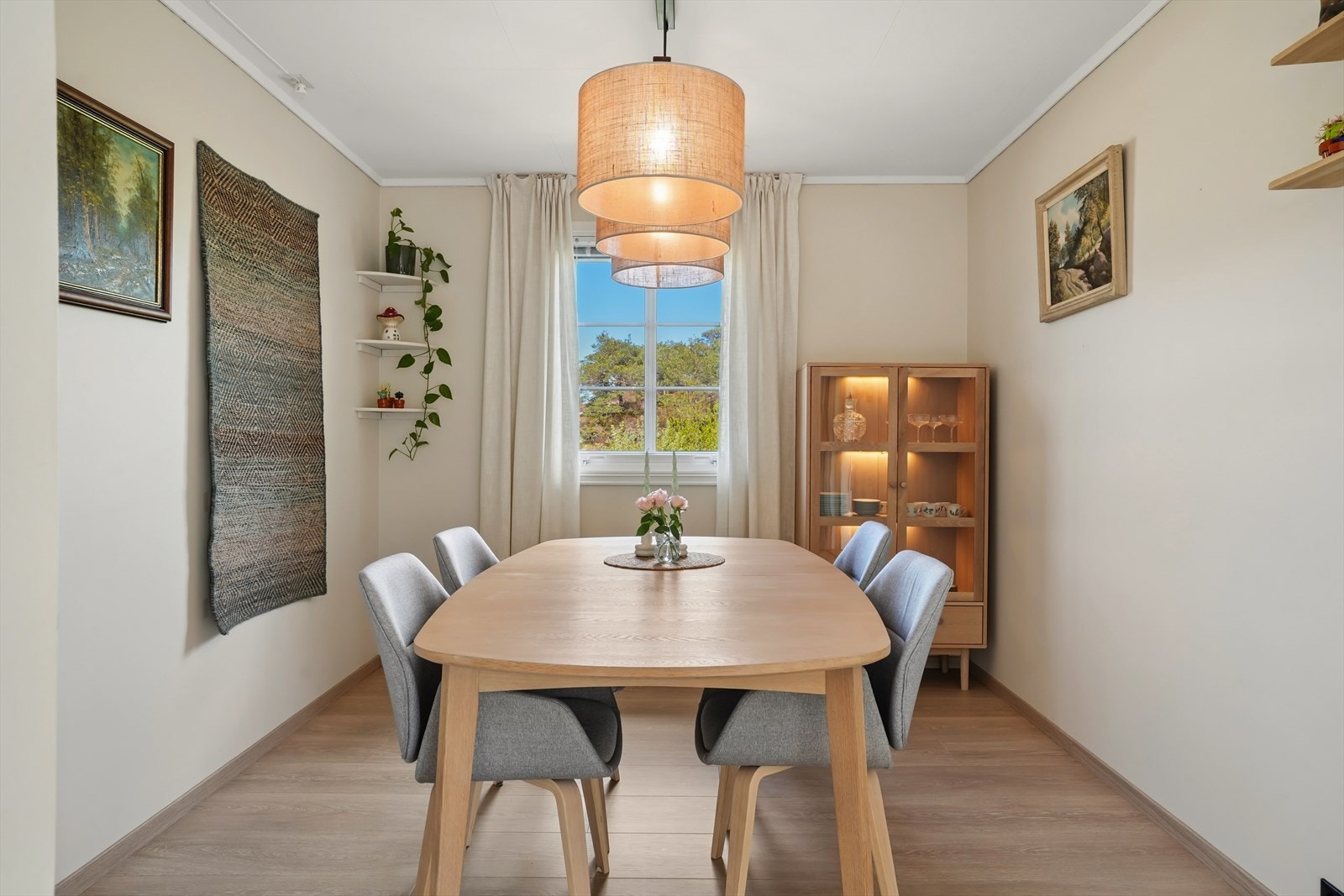 Plass til et stort spisebord for hyggelige sammenkomster. Rommet har tidligere vært et soverom, og kan med enkle grep tilbakeføres ved behov. Galleribilde